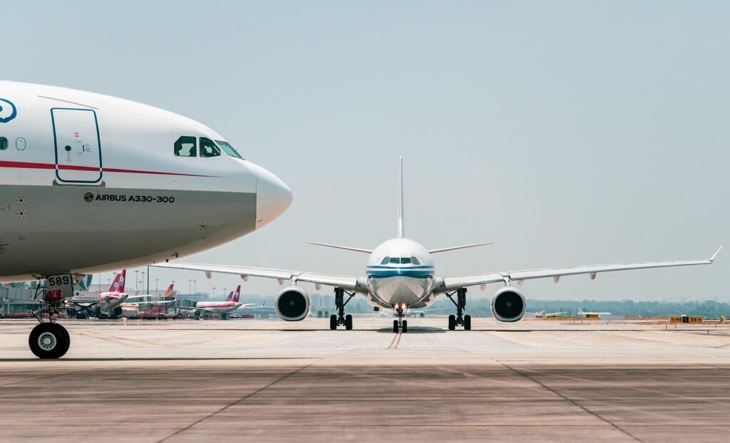 g7457e692037af03a93b2a71eb707afa086adf866715a497bf401860438f6e3433f073fa0f7f70ae1132de8eff3eb697d2bf5392c5c2de18095f76f92815750ea_1280-7359232 airplane, wait, apron, aviation, landing, airplane, airplane, airplane, airplane, airplane, aviation